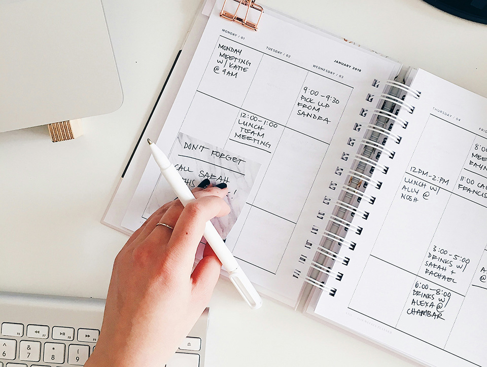 cuaderno con las fechas marcadas