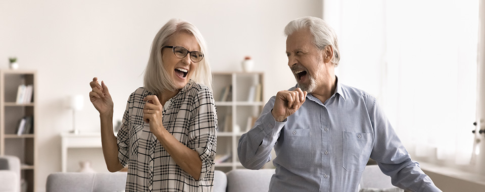 Una pareja de ancianos baila alegremente en la habitación