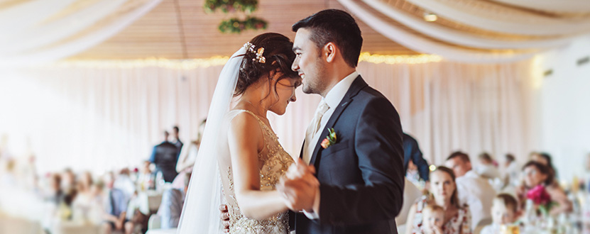 Los novios bailan su primer baile ante los invitados