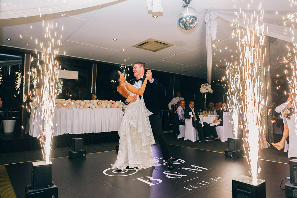 Primer baile de una pareja de jóvenes, en primer plano