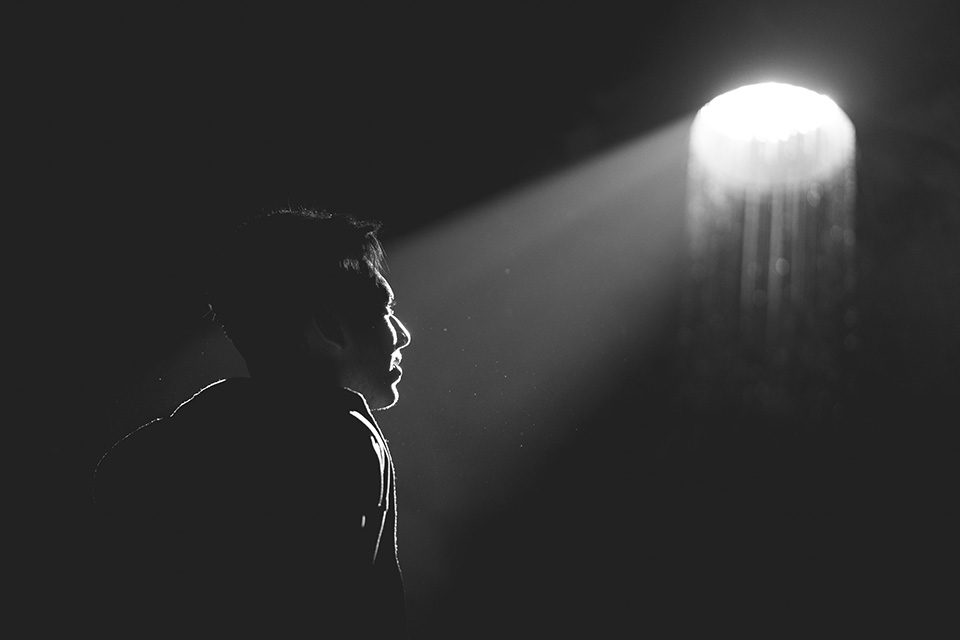 un hombre iluminado por una luz dramática